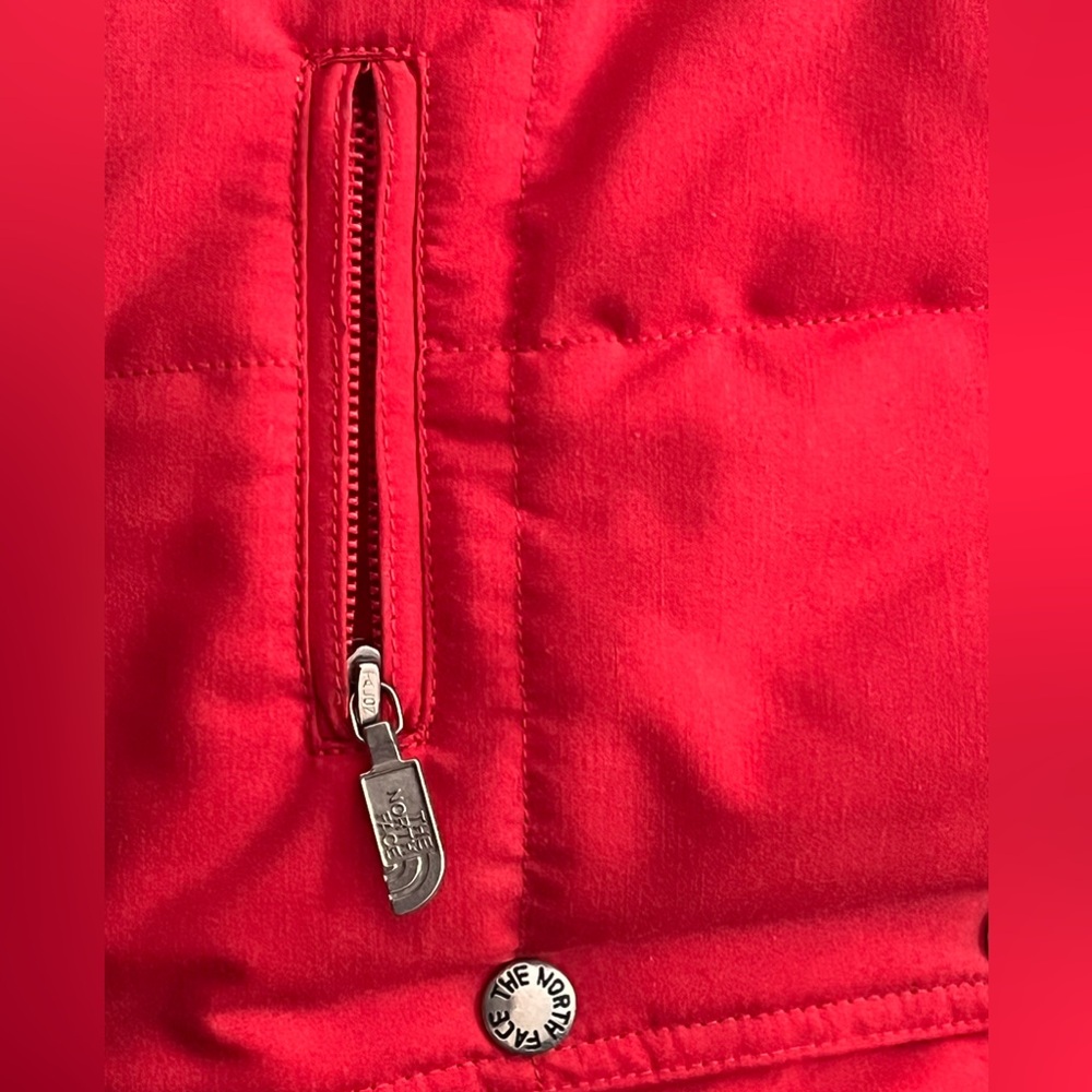 The North Face Red Vest for Versatile Layering - Picture 4 of 4